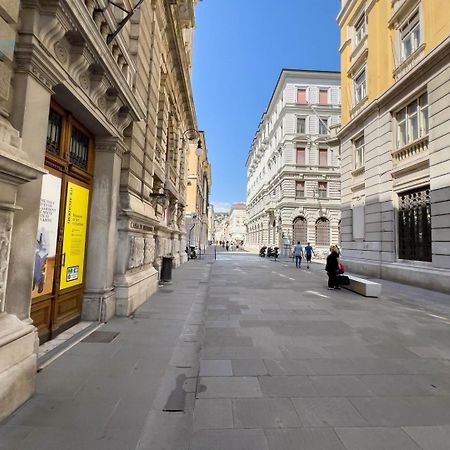 Cassa Di Risparmio 11 Tirabora Short Rent Trieste Luaran gambar